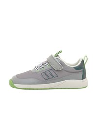 Zapatilla deportiva gris con detalles en verde, que cuenta con una parte superior de malla, cuello acolchado, correa ajustable y suela de goma con patrón de tracción.