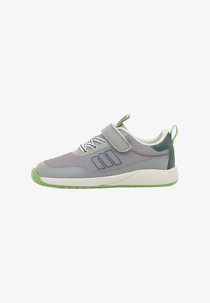Zapatilla deportiva gris con detalles en verde, que cuenta con una parte superior de malla, cuello acolchado, correa ajustable y suela de goma con patrón de tracción.
