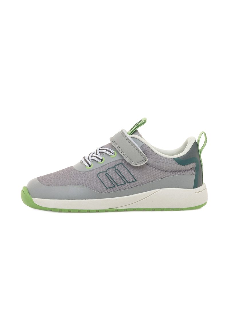 Zapatilla deportiva gris con detalles en verde, que cuenta con una parte superior de malla, cuello acolchado, correa ajustable y suela de goma con patrón de tracción.