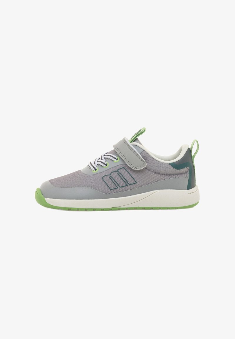 Zapatilla deportiva gris con detalles en verde, que cuenta con una parte superior de malla, cuello acolchado, correa ajustable y suela de goma con patrón de tracción.