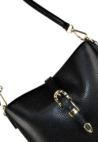 Zwarte leren handtas met een gestructureerde afwerking, gouden hardwareaccenten en een sluitingdetail. Voorzien van een enkele verstelbare schouderband.