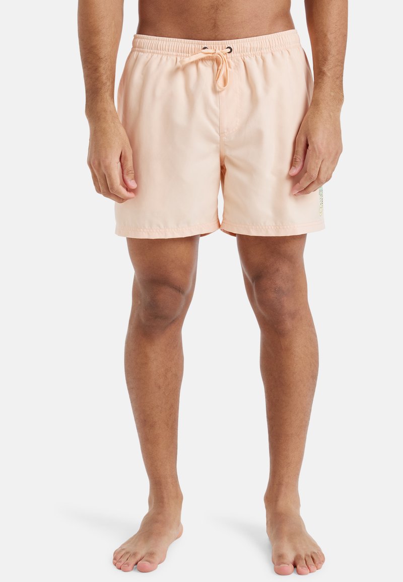 Bañador melocotón con cintura elástica, cordón y bolsillos laterales. Tejido ligero con una textura suave.