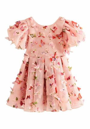 Robe rose pour fille avec manches bouffantes, décorée d'appliques papillons 3D multicolores sur un tissu texturé.