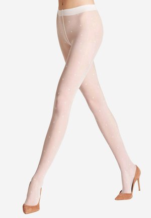 Collants roses transparents avec un motif discret en forme de cœur, arborant une taille blanche unie et associés à des chaussures à talons nus.