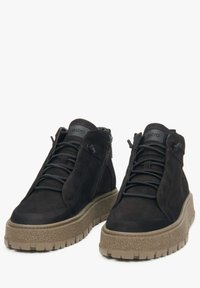 Czarne zamszowe buty typu high-top z teksturowaną brązową platformą, z klasycznym sznurowaniem i zamkiem błyskawicznym z boku dla łatwego zakładania.