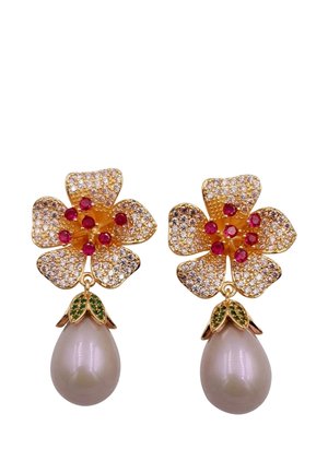 Gli orecchini a forma di fiore in oro presentano accentuazioni con gemme, pietre rosse al centro e una grande goccia perlacea con dettagli verdi a forma di foglia nella parte superiore.