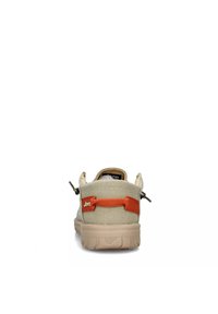 Scarpa in tela beige con retro testurizzato e un inserto arancione. Presenta una suola in gomma grigia e cuciture bicolori per un tocco di dettaglio aggiuntivo.