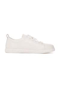 Sneaker bianca in pelle con texture liscia, punta rotonda, chiusura con lacci e design minimalista. Presenta un piccolo anello sul tallone.