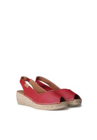 Rdeče usnjene klini s odprtimi prsti in slingback obliko, ki imajo jute detajle vzdolž podplata ter gladko notranjo oblogo.
