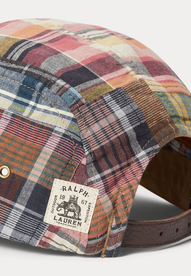 Casquette patchwork multicolore à carreaux avec une sangle réglable en cuir et une étiquette de marque Ralph Lauren ornée d'un logo éléphant.