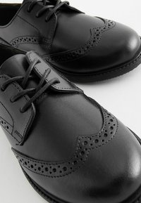 Next SCHOOL LACE-UP BROGUE DETAIL SHOES - Fűzős cipők - matt black
