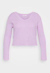 Sweater cropped em tricô canelado na cor lavanda, com mangas longas e decote em V profundo. O tecido tem uma superfície texturizada e um design justo.
