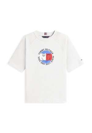 Λευκό πουκάμισο με κοντά μανίκια με το λογότυπο Tommy Hilfiger, σύμβολο ειρήνης, πρόσωπο που κάνει νόημα με το μάτι και κείμενο «Peace Love and Soul» σε κύκλο στο μπροστινό μέρος.
