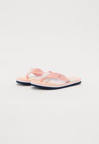Infradito rosa con una striscia testurizzata e un logo. Suola imbottita con un design a strati in rosa, crema e blu navy.