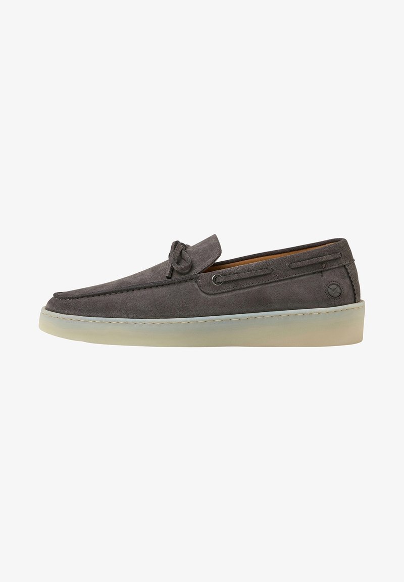 Mocassin en daim gris avec détail de lacet sur le côté, bout rond et semelle en caoutchouc crème, présenté de profil sur fond blanc.