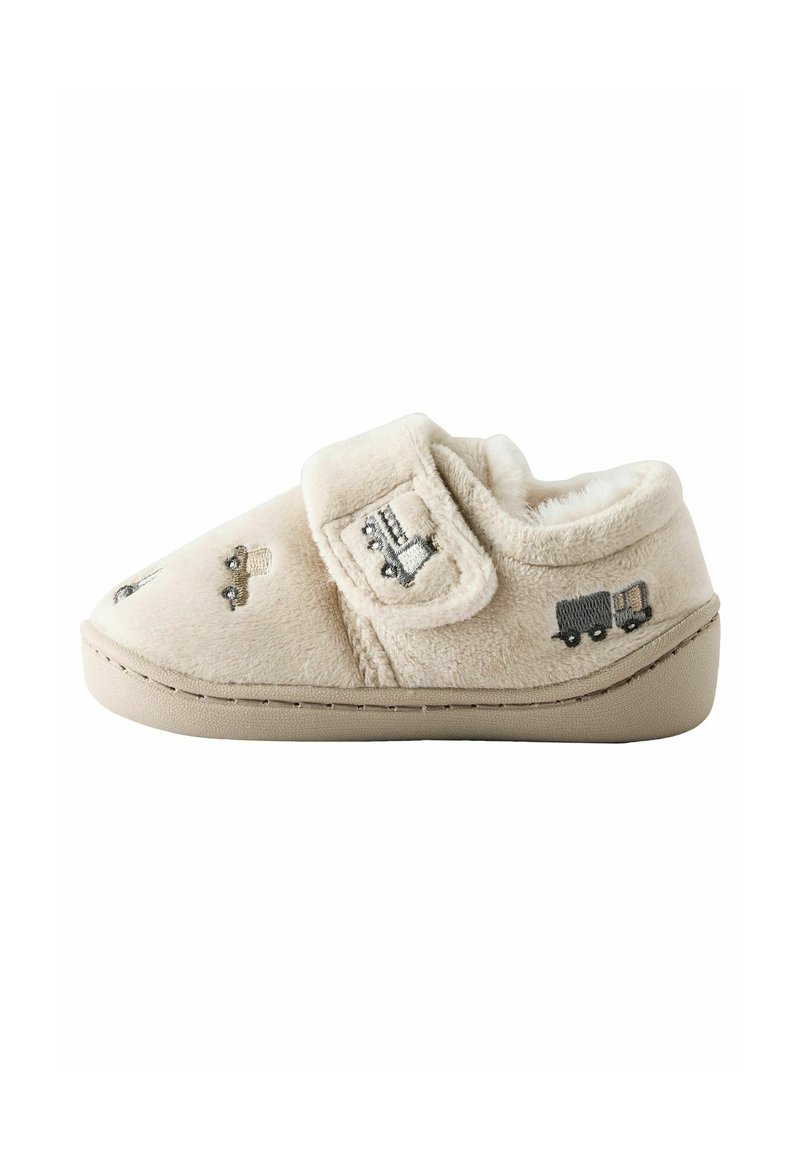 Chausson pour enfant en velours beige doux avec bande velcro, orné de petites voitures et camions brodés, et une semelle rembourrée.