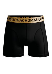 Črne boksarice z gladko teksturo, ki imajo zlato elastično pasu s črnim napisom "MUCHACHOMALO". Vključujejo kontrastne šive.