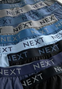 Viacbalenie pánskych boxeriek s elastickými pásmi v odtieňoch šedej, modrej a čiernej, s výrazne zobrazeným názvom značky "NEXT".