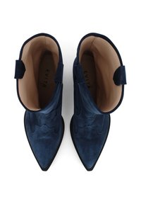 Marineblaues Wildleder-Ankle-Boots mit spitzen Zehen, geschwungenen Nähdetails und einem glatten beigen Innenbereich. Verfügt über kleine Ziehschlaufen für ein einfaches An- und Ausziehen.
