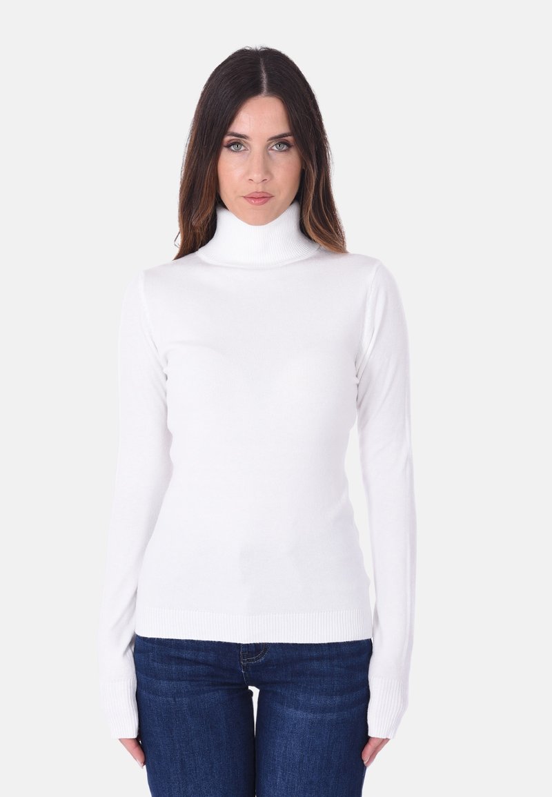 Maglione bianco a collo alto realizzato in morbido tessuto a maglia, con maniche lunghe, design aderente e polsini e orlo a coste.