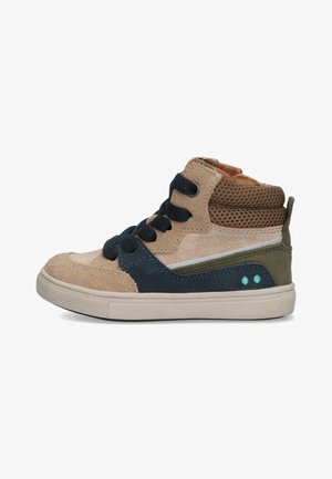 Hoge kinderschoenen van tan suede en mesh, met donkere blauwe en olijfgroene accenten, zwarte veters en groene decoratieve details.