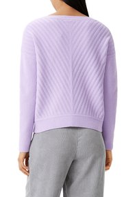 comma MIT ÜBERSCHNITTENEN SCHULTERN - Strickpullover - lavendel