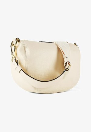 Bolso bandolera de cuero beige con textura, herrajes dorados y correa de hombro ajustable tejida, sobre fondo blanco.