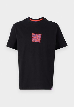 T-shirt nera in cotone con maniche corte, caratterizzata da una stampa grafica in rosso e blu sul petto e un'etichetta viola sull'orlo.
