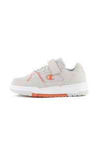 Grauer Sportschuh aus Mesh- und Wildledermaterialien, mit verstellbarem Riemen, orangefarbenen Akzenten und einer weißen Gummisohle mit strukturierter Lauffläche.