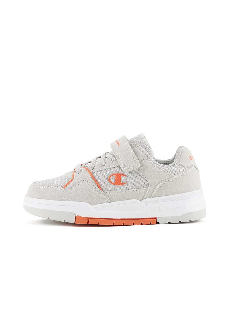 Grauer Sportschuh aus Mesh- und Wildledermaterialien, mit verstellbarem Riemen, orangefarbenen Akzenten und einer weißen Gummisohle mit strukturierter Lauffläche.