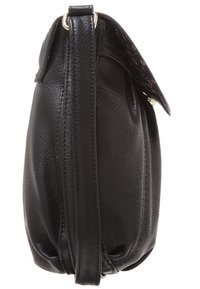 Černá kožená kabelka s kulatým tvarem, texturovaným povrchem a jedním ramenním popruhem. Má klopu na zavírání a zlaté kovové doplňky.