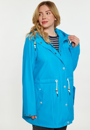 Blauwe waterdichte jas met een capuchon, koord in de taille, drukknoopsluiting en twee voorzakken. Gemaakt van een gladde stof met een glanzende afwerking.