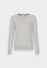 Grauer langärmeliger V-Ausschnitt-Pullover aus weichem Material, mit einem kleinen Logo auf der linken Brust sowie gerippten Ärmelbündchen und Saum.