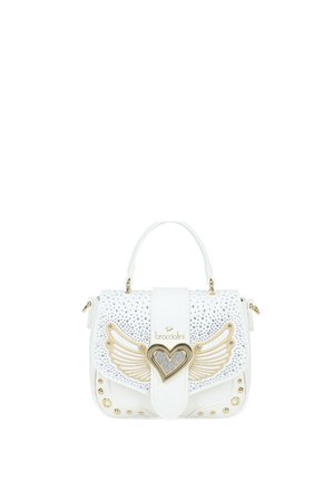 Borsa bianca con motivo alato dorato, chiusura a forma di cuore e dettagli con borchie argentate sulla patta frontale, dotata di manico superiore e logo di marca.