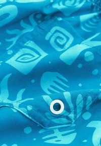 Tessuto turchese con motivi astratti bianchi tra cui spirali e forme. Include un bottone bianco e cuciture visibili.