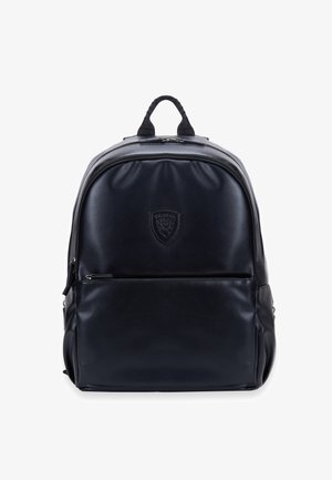 Schwarzer Leder-Rucksack mit vorderer Reißverschlusstasche, Tragegriff und geprägt Logo mittig auf dem Frontpanel.