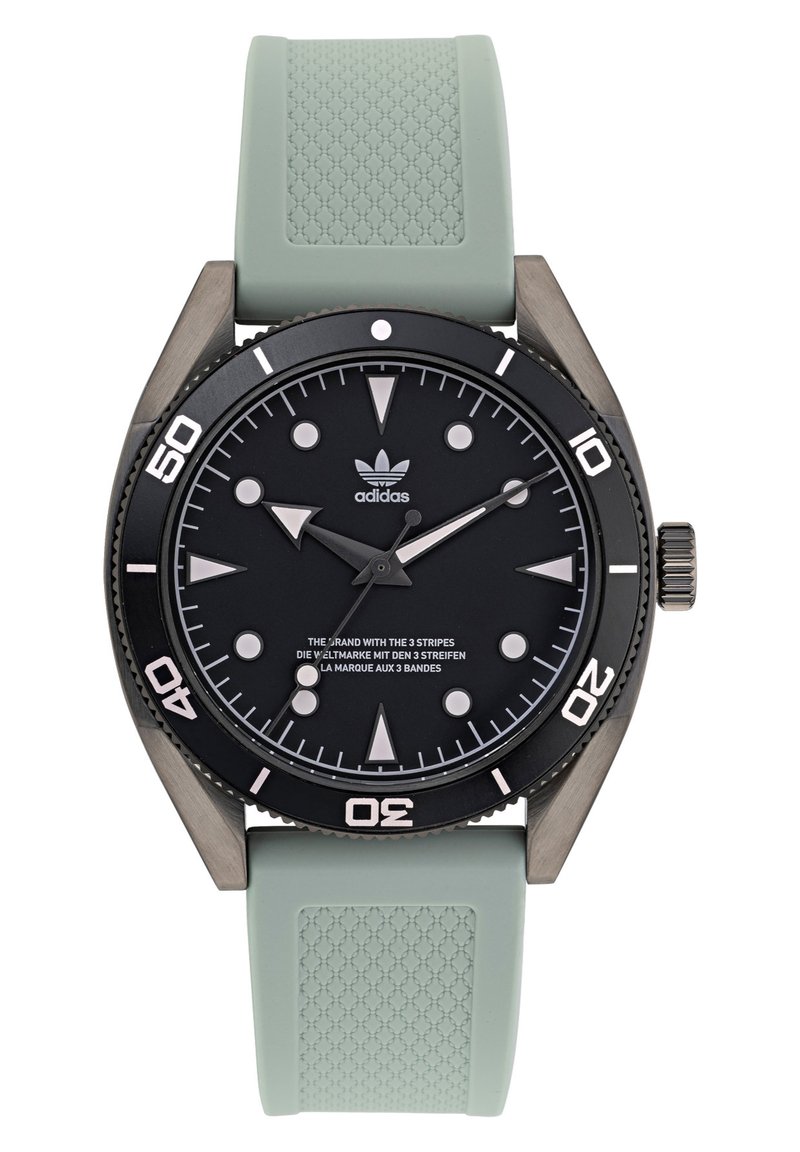 Montre à cadran noir avec un verre minéral, index argentés et lunette noire. Dotée d'un bracelet en silicone texturé vert clair.