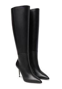 Stivali neri in pelle fino al ginocchio con punta affilata, design elegante e tacco alto e stretto. Texture liscia con dettagli di cucitura minimi.
