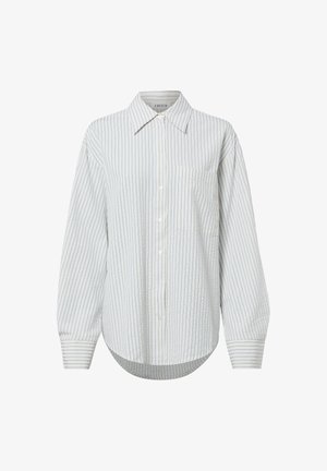 Weißes, langärmeliges Hemd mit dünnen blauen vertikalen Streifen, spitzem Kragen, Brusttasche und abgerundetem Saum.