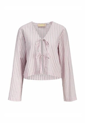 Lys rosa langermet bluse med vertikale hvite og grå striper, V-hals og to knytinger foran.