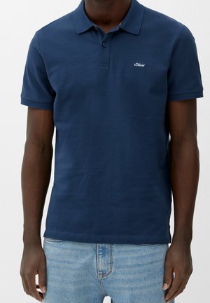 Marineblauwe polo met korte mouwen, een kraag en drie knopen. Bevat een klein wit logo op de linkerborst. Gemaakt van zacht katoen.