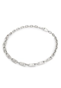 Collana in metallo argento con maglie rettangolari dal finitura spazzolata e chiusura a moschettone. Texture liscia e design geometrico.