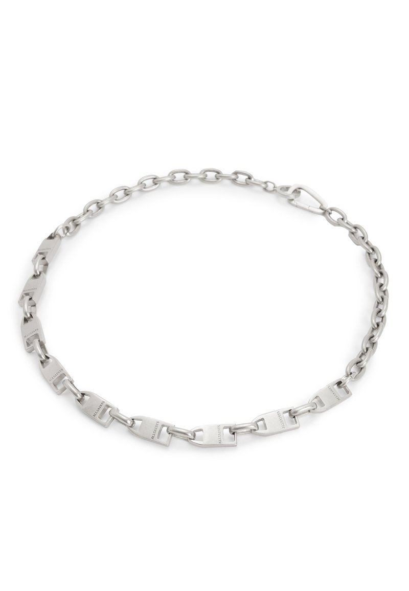 Collana in metallo argento con maglie rettangolari dal finitura spazzolata e chiusura a moschettone. Texture liscia e design geometrico.