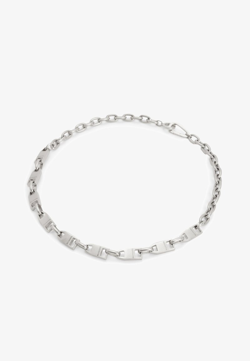 Collana in metallo argento con maglie rettangolari dal finitura spazzolata e chiusura a moschettone. Texture liscia e design geometrico.