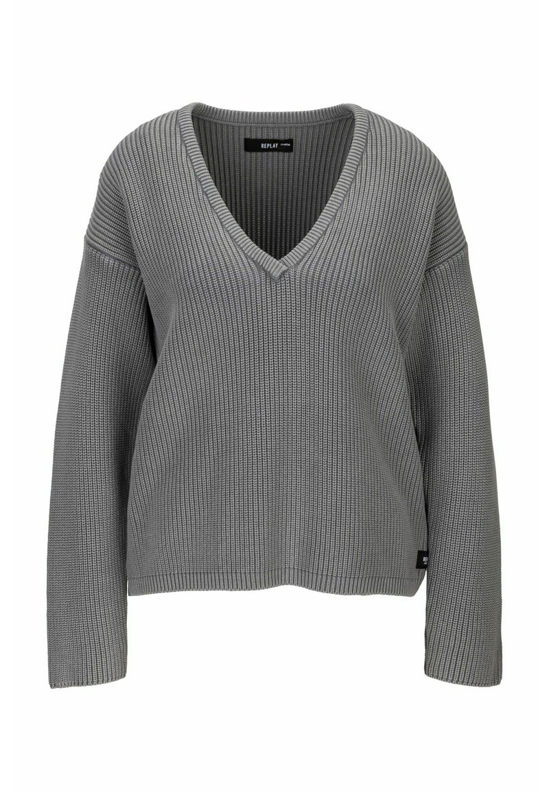 Szary sweter dzianinowy z dekoltem w kształcie litery V, luźnym krojem i prążkowaną fakturą. Posiada długie rękawy oraz małą metkę marki na dole po lewej stronie.