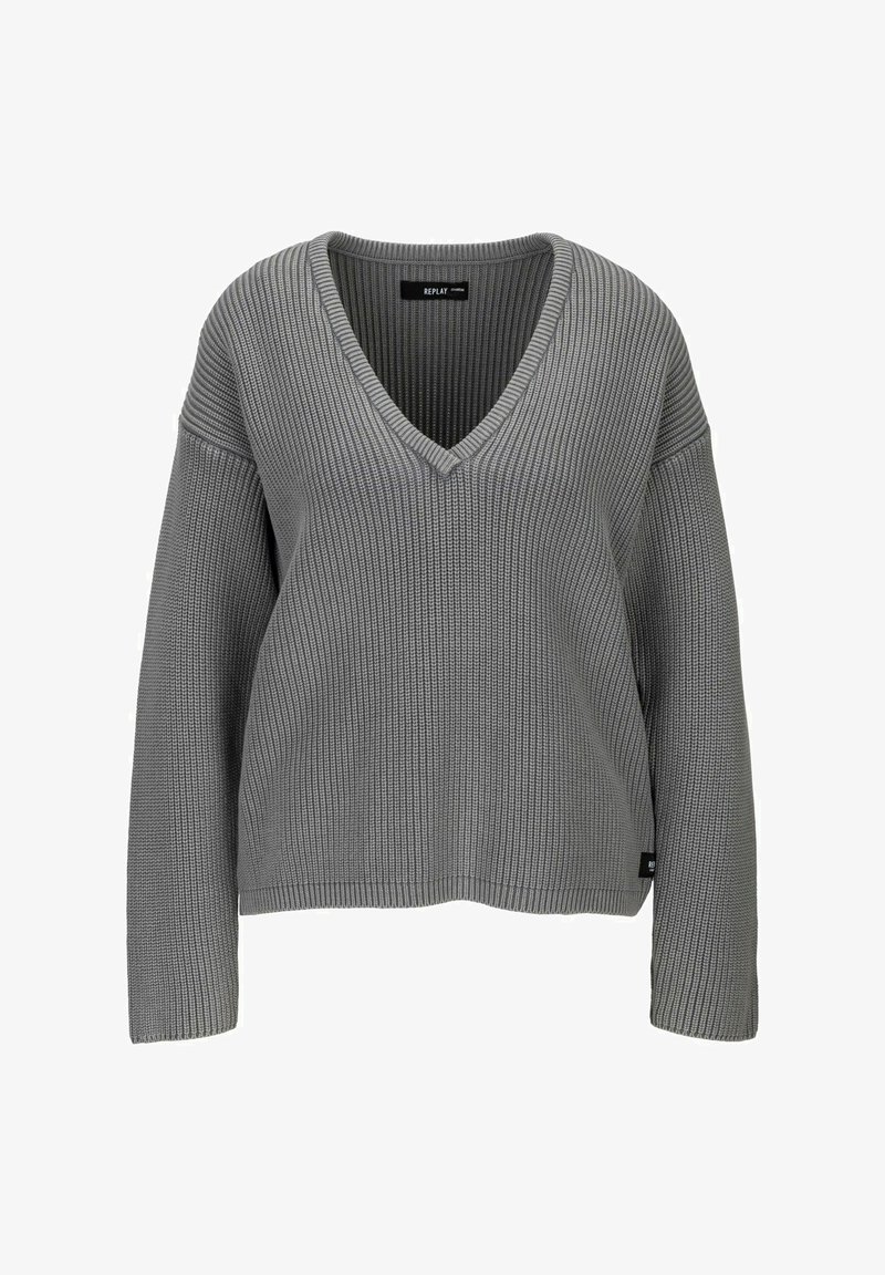 Szary sweter dzianinowy z dekoltem w kształcie litery V, luźnym krojem i prążkowaną fakturą. Posiada długie rękawy oraz małą metkę marki na dole po lewej stronie.