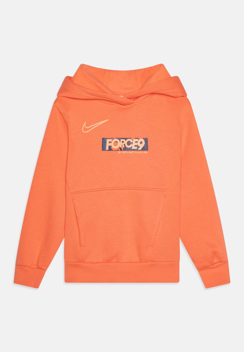Sudadera naranja con un bolsillo tipo canguro. Presenta un logo de Nike y un gráfico "FORCE9" en azul y amarillo. Tejido suave con puños acanalados.