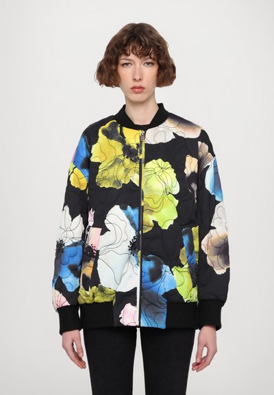 Jachetă bomber matlasată, cu bază neagră și modele florale vibrante în galben, albastru și roz; include mansete și guler ribate negre.