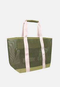 Borsa a rete verde con manici rosa, caratterizzata da un marchio in rilievo. Forma rettangolare e materiale resistente progettato per la versatilità.