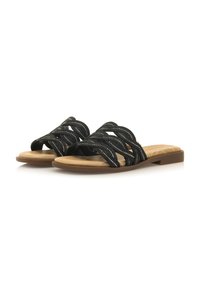 Sandali neri con design a fascia intrecciata, dotati di una soletta piatta in tono marrone chiaro e un plantare testurizzato per il massimo comfort. Gli accenti includono sottili fili metallici.